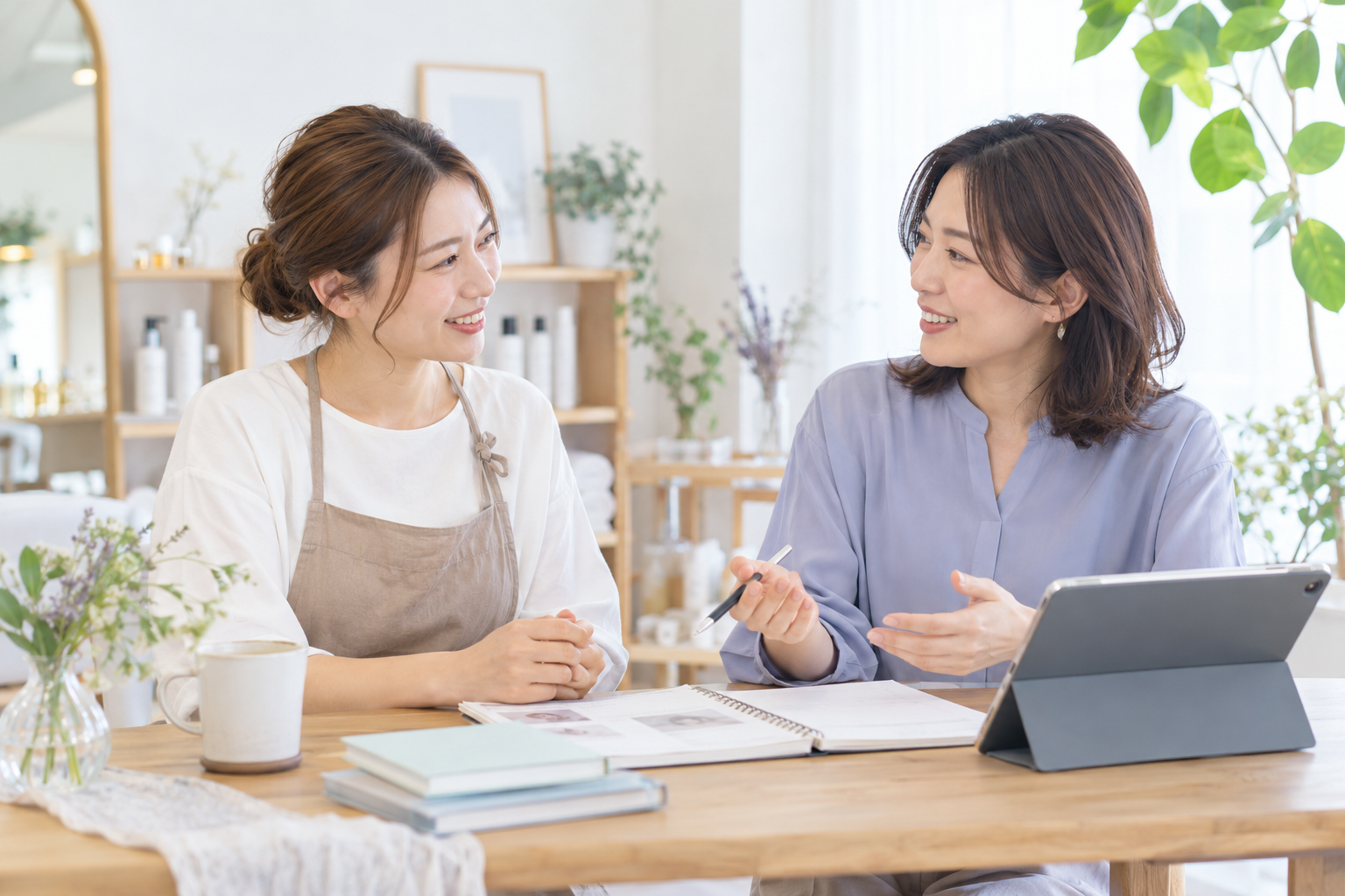 お店の方とWeb制作者が相談するイメージ